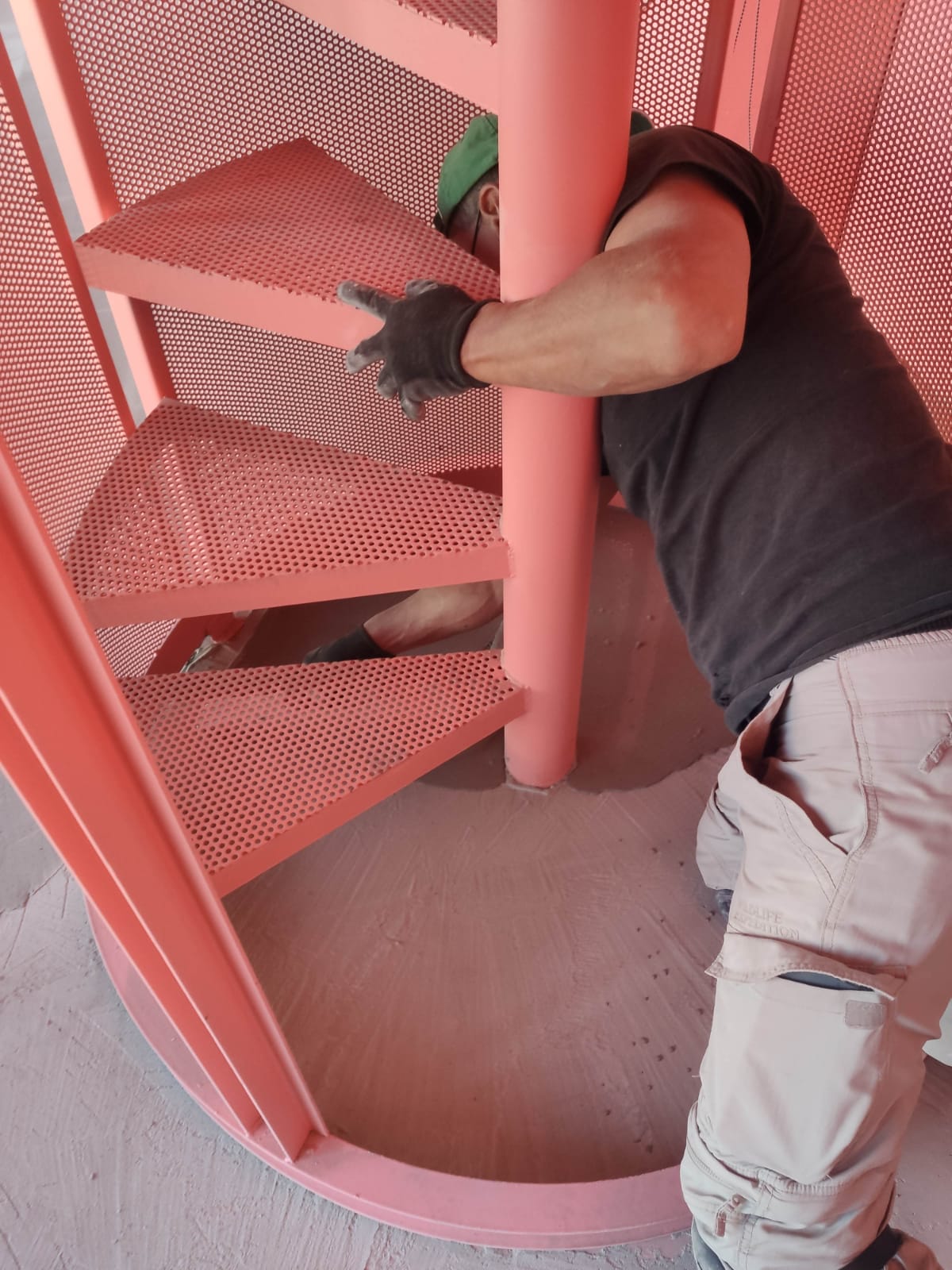 KOBERTEC INSTALANDO EN ESCALERA DE CARACOL